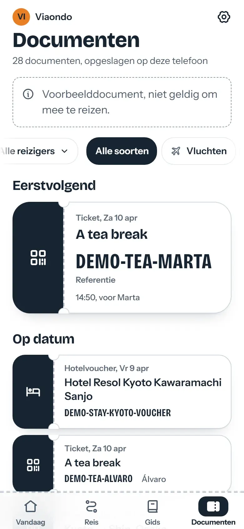 Documentenscherm van de reizigersapp met de tickets van elke reiziger en de hotelvoucher, per reiziger geordend