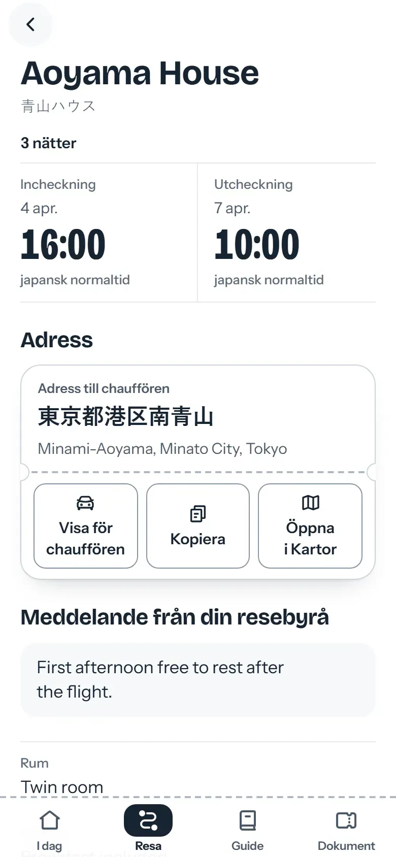 Hotellsidan i reseappen med adressen på japanska och knappen Visa för chauffören