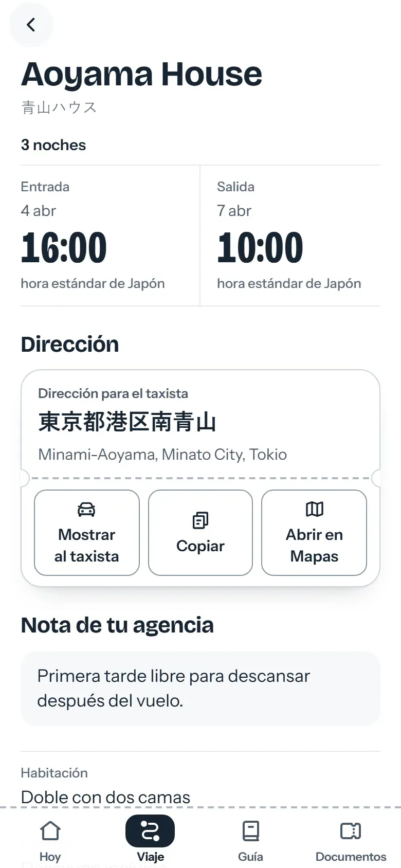 Ficha de hotel en la app del viajero con la dirección en japonés y el botón Mostrar al taxista