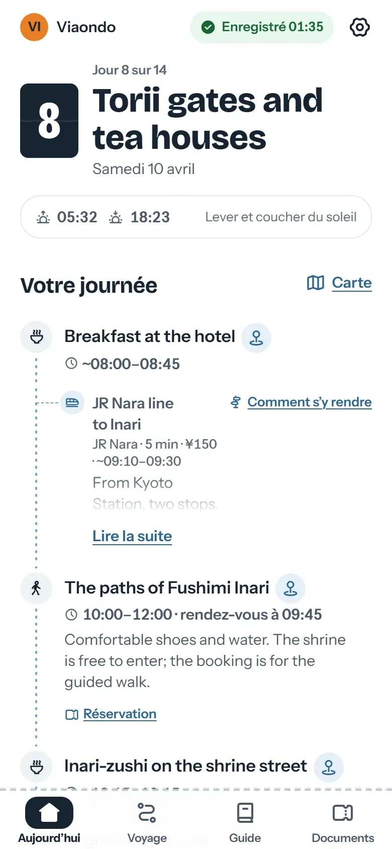 Écran Aujourd’hui de l’app du voyageur à Kyoto : le nom de l’agence en haut, puis le prochain programme avec son heure de rendez-vous et son fuseau horaire