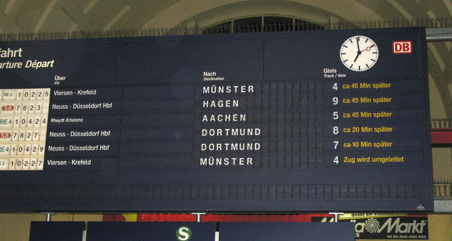 Avgångstavla på centralstationen i Mönchengladbach med tåg som är 10 till 45 minuter försenade och ett tåg som leds om